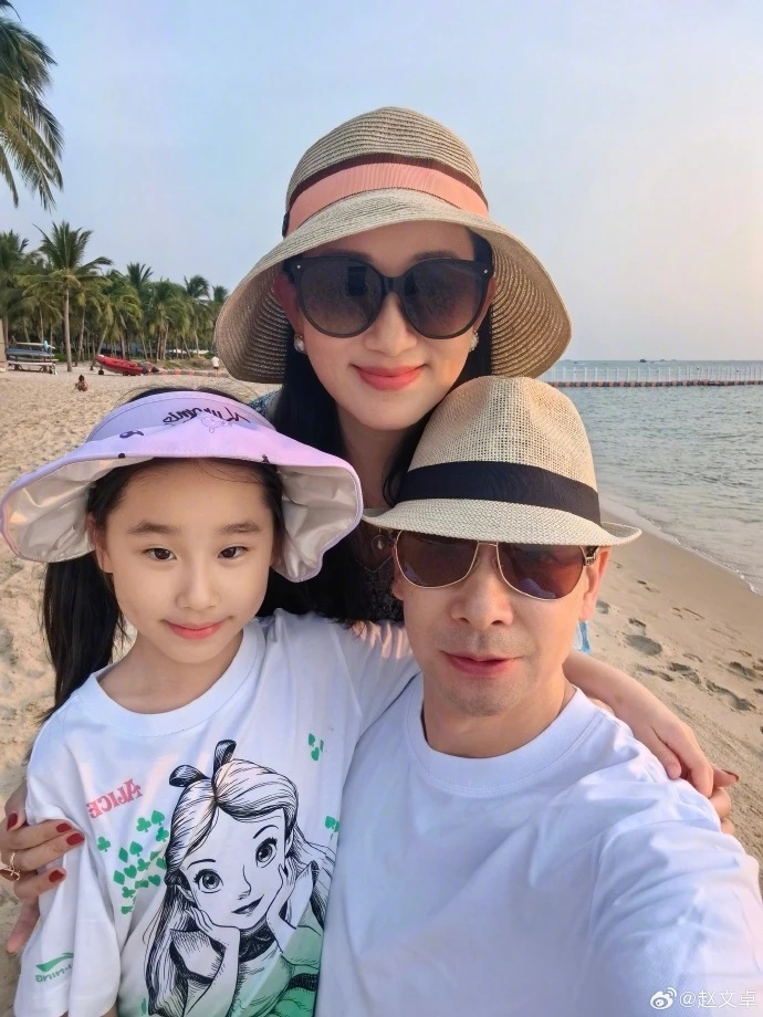 Triệu Văn Trác tận hưởng kỳ nghỉ tại Việt Nam cùng vợ và các con. Ảnh: Weibo.